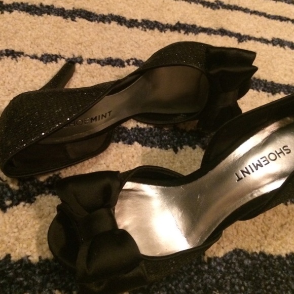 Shoe Mint Black Dressy Heels with Bow - Picture 4 of 4